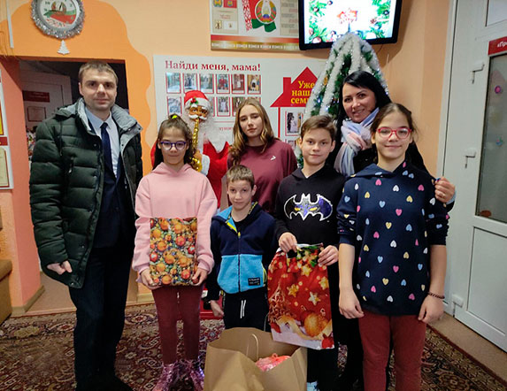 Благодаря общим усилиям  сотрудников Центра сегодня воспитанникам детского дома в г. Бобруйске были вручены подарки к самому волшебному празднику – Новому году!